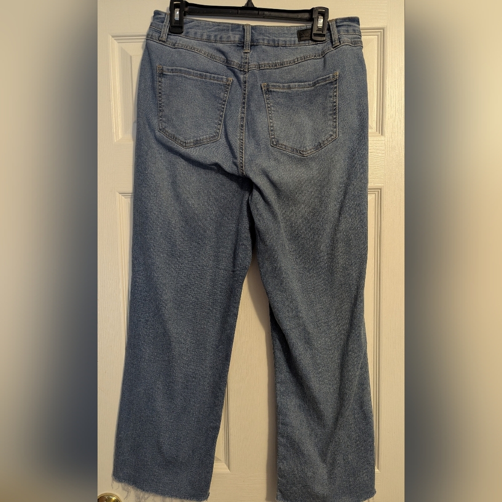 SoundStyle Straight Leg Light Wash Jeans EUC - Picture 3 of 8